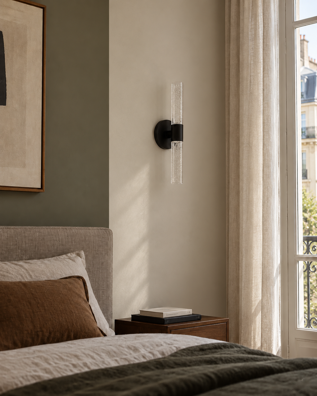 Applique murale tube en verre bullé noire sur mur greige