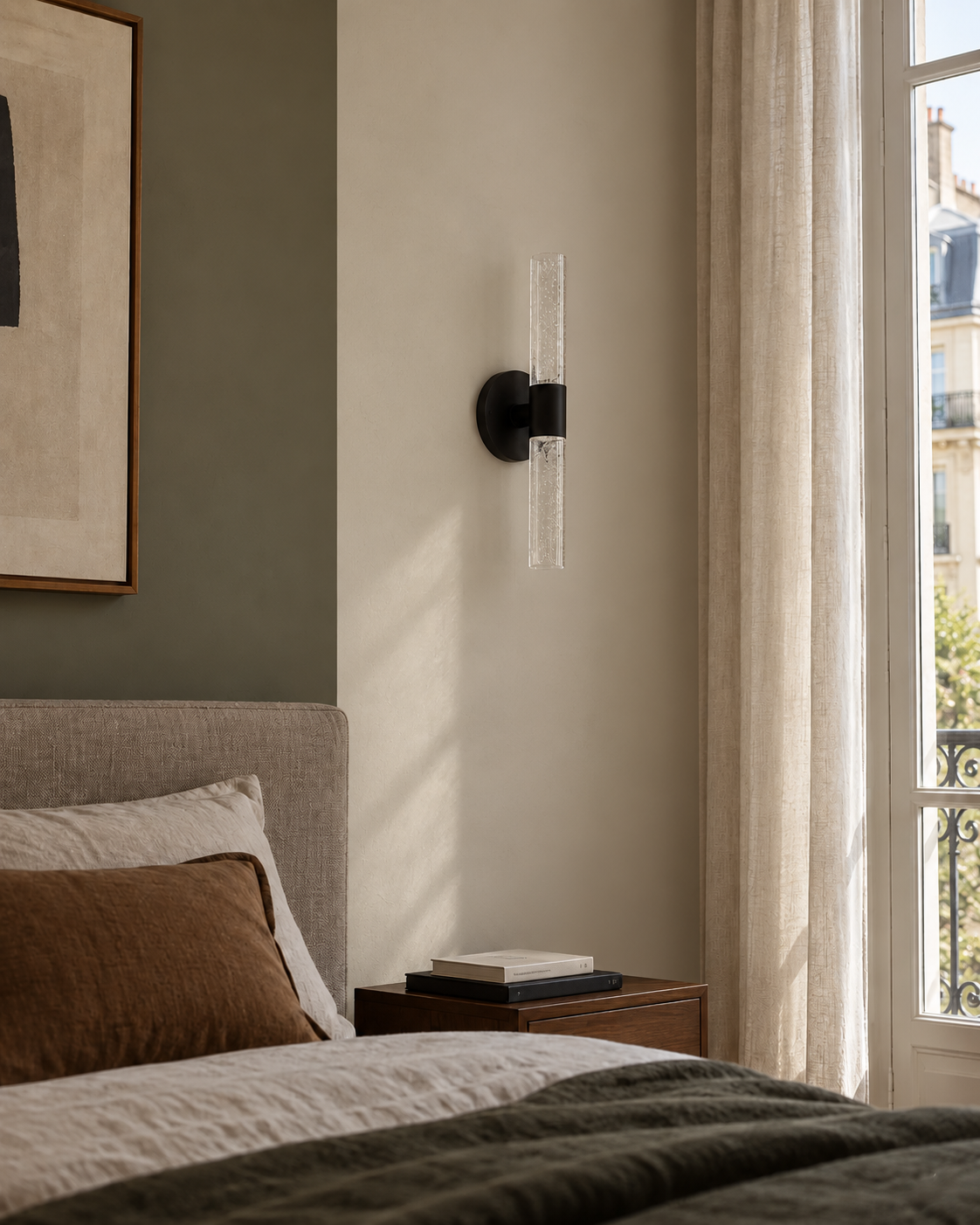 Applique murale tube en verre bullé noire sur mur greige