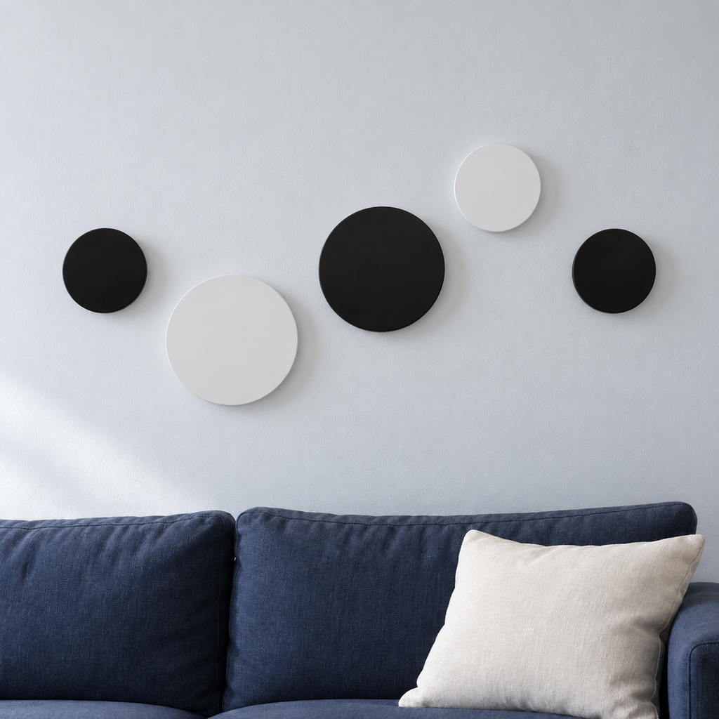 Appliques murales disques rétroéclairés éteintes dans un salon